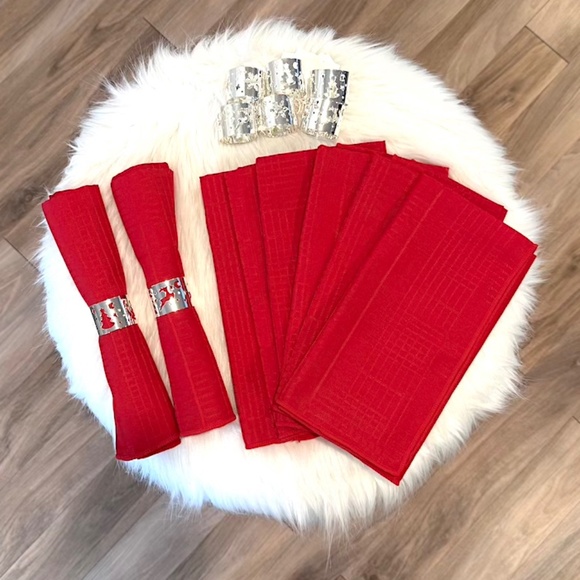 17 Piece Linen Set (Retail $103) - 1 Tablecloth, 8 Napkins, &  8 Rings - Picture 1 of 11